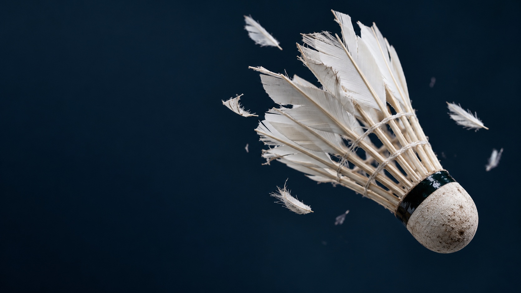 Gros plan d’un volant de badminton aux plumes éclatées sur fond bleu nuit, illustration générée